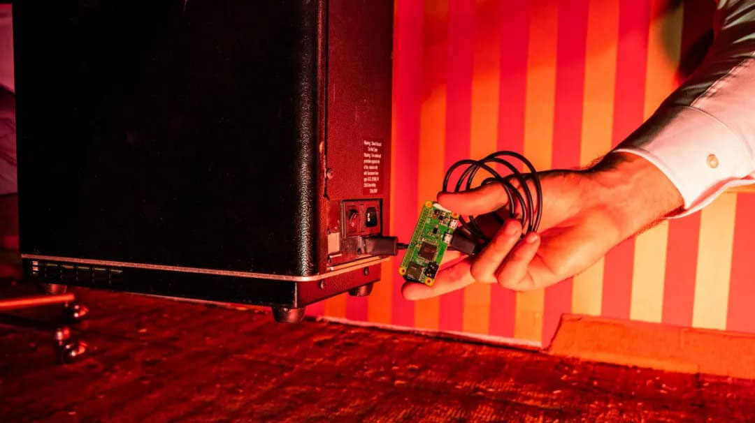 德州撲克作弊 新方（fāng）式揭秘 記者“黑”進洗牌機實測